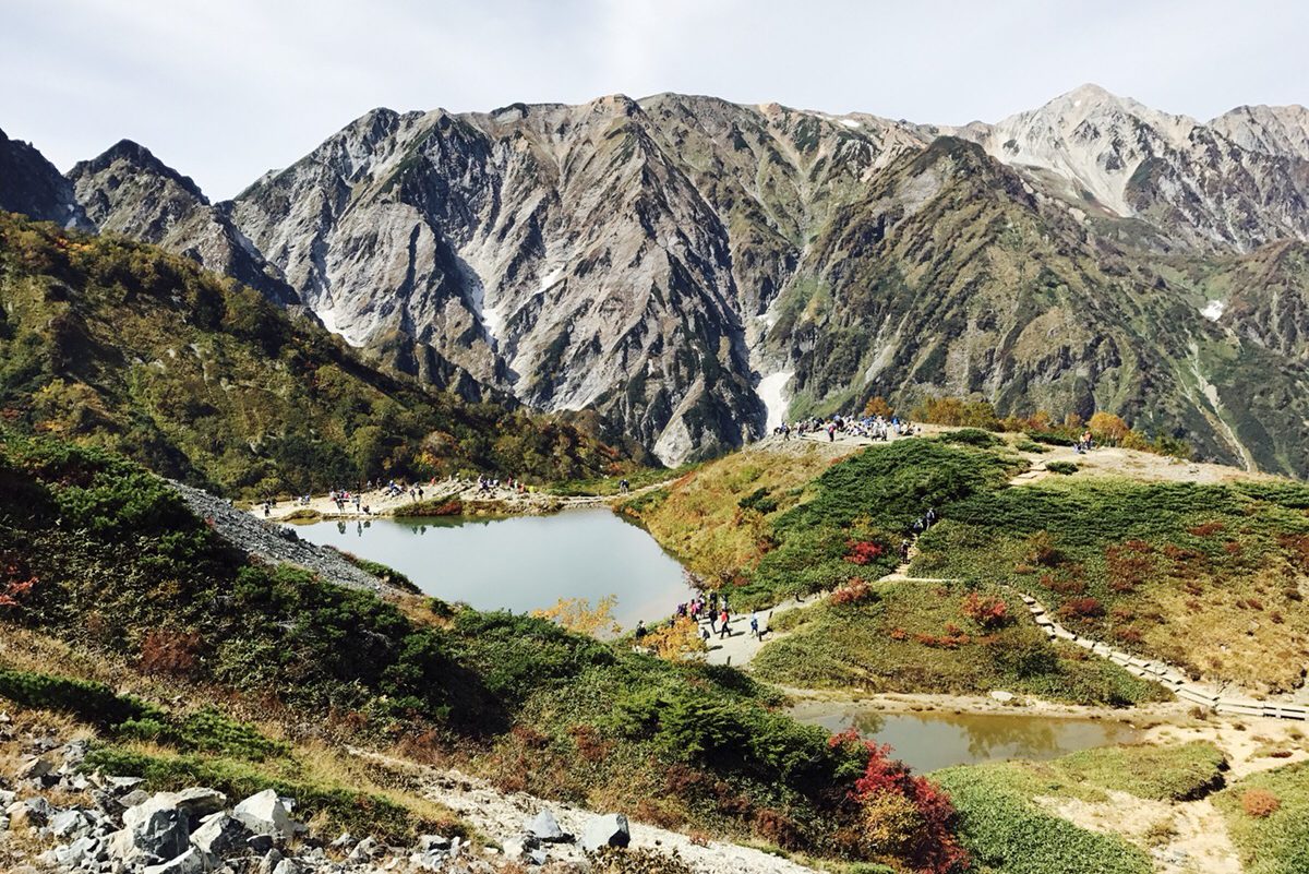白馬の絶景紅葉スポット八方尾根 標高2 060mに広がる神秘の池 八方池 がおすすめ ウォーキング松本
